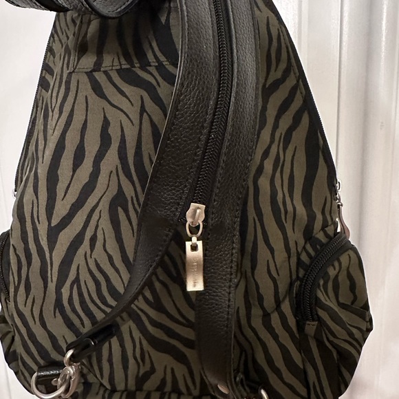 Baggallini small animal print NWOT tags backpack. - Picture 4 of 11